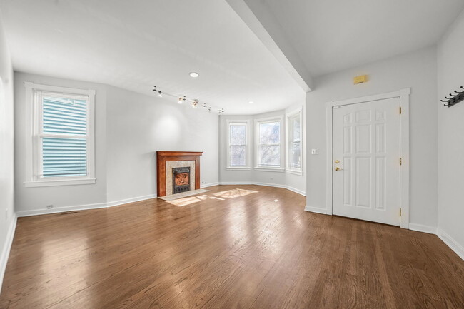 Building Photo - 7250 N Rogers Ave