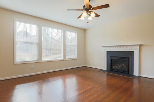 Foto del edificio - 1503 Hemlock Hill Dr