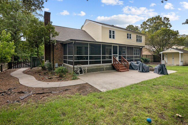 Building Photo - 327 Plantation Dr
