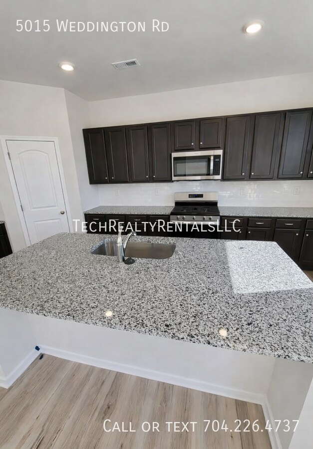 Foto del edificio - 5015 Weddington Rd