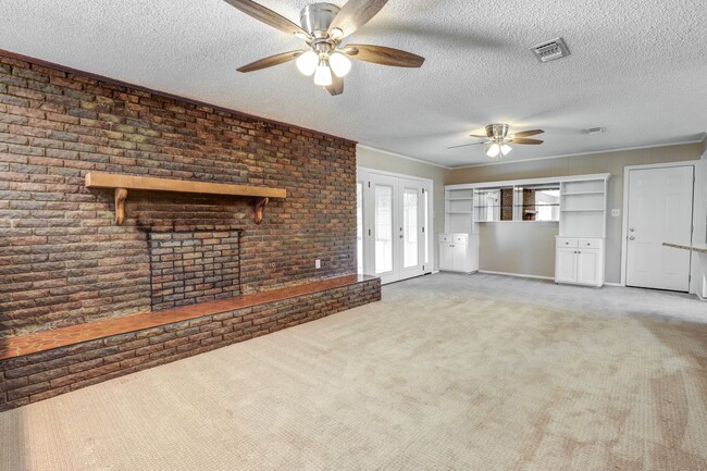 Building Photo - 3 Bedroom 2 Bathroom Home in Wake Village, TX