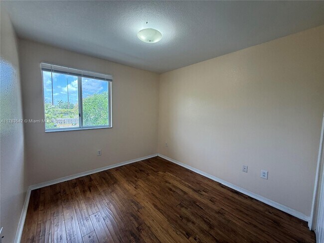 Foto del edificio - 20437 NW 15th Ave