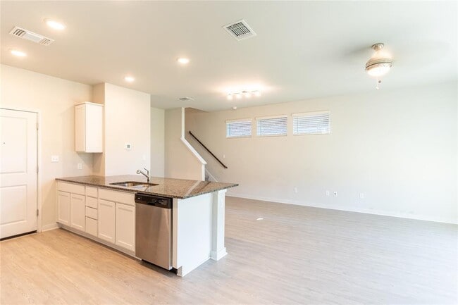 Building Photo - 605 W South St