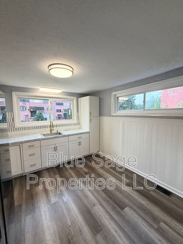 Building Photo - 2118 Valleyview Dr