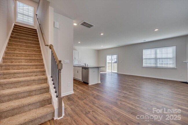 Foto del edificio - 587 King Clover Ln