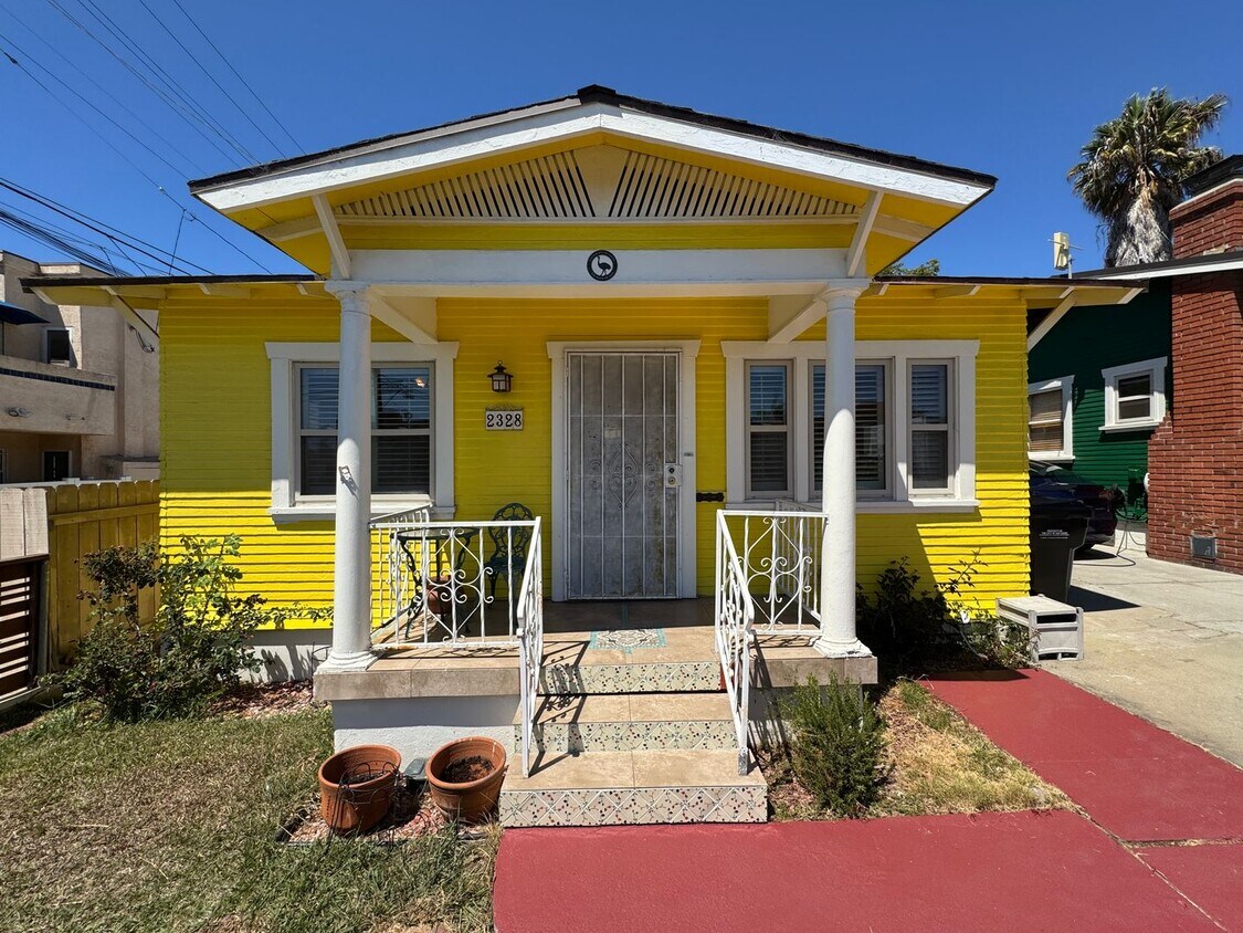 Primary Photo - Charming Upgraded 2 Bedroom Cottage w/Cent...