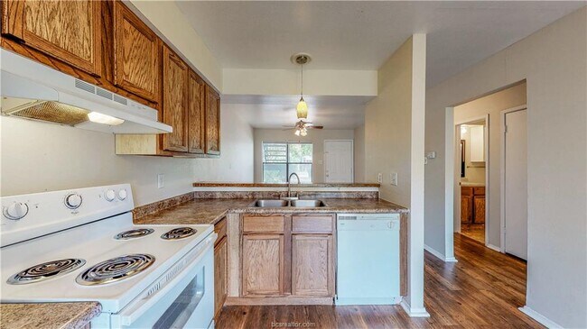 Building Photo - 303 Manuel Dr