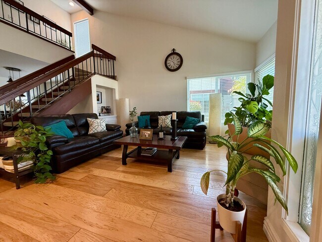 Foto del edificio - Luxury and Spacious Townhouse with Large Fenced Yard! Double Car Garage!