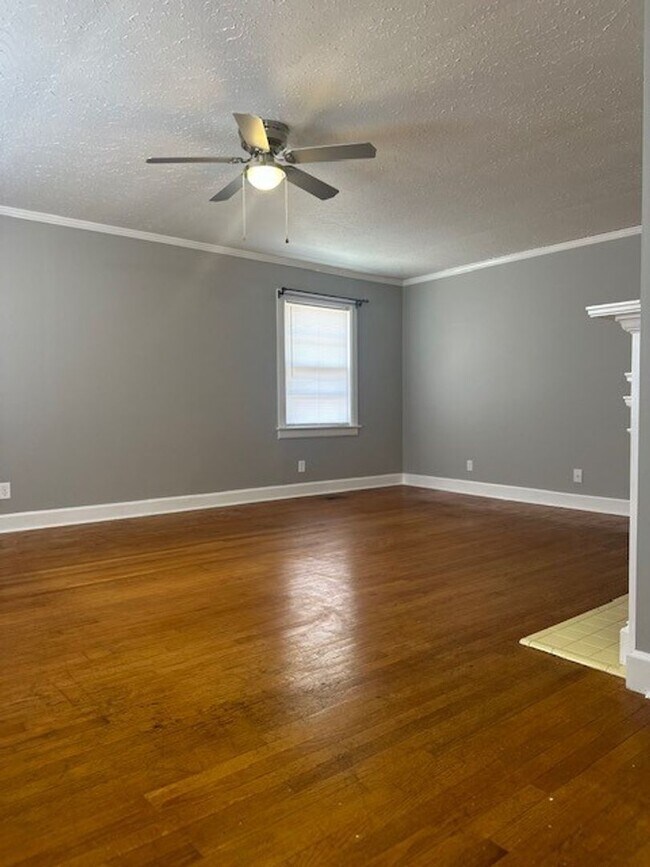 Building Photo - 3 Bed/1 Bath Home - Convenient Location