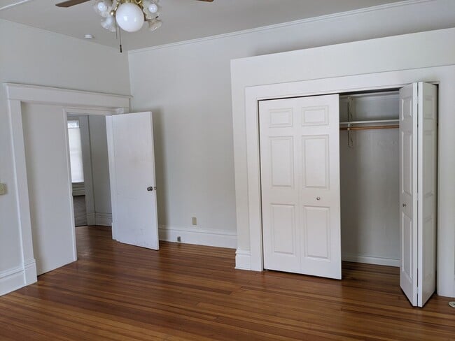 Building Photo - AVAILABLE NOVEMBER 2025!  4-bedroom, 2-bat...