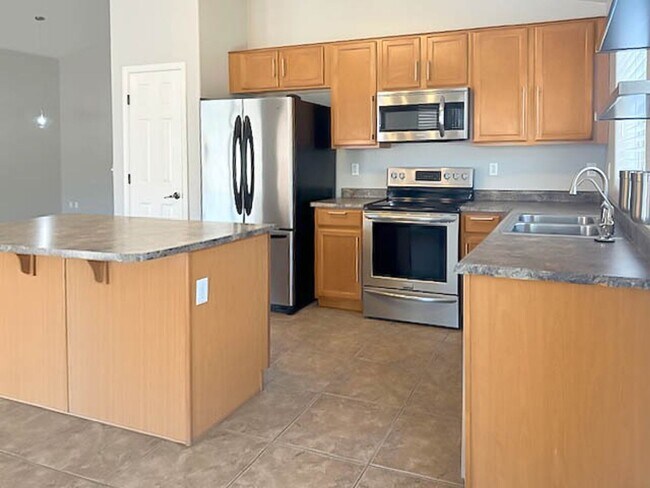 Building Photo - Solar makes this 4bedroom Goodyear home a ...