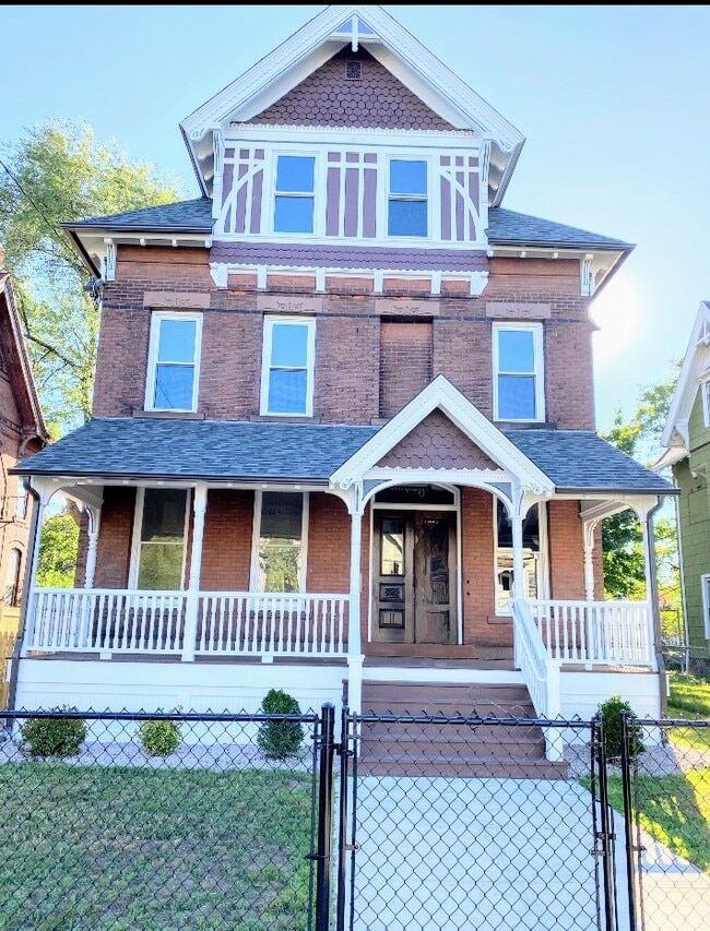 Building Photo - 470 Howard Ave