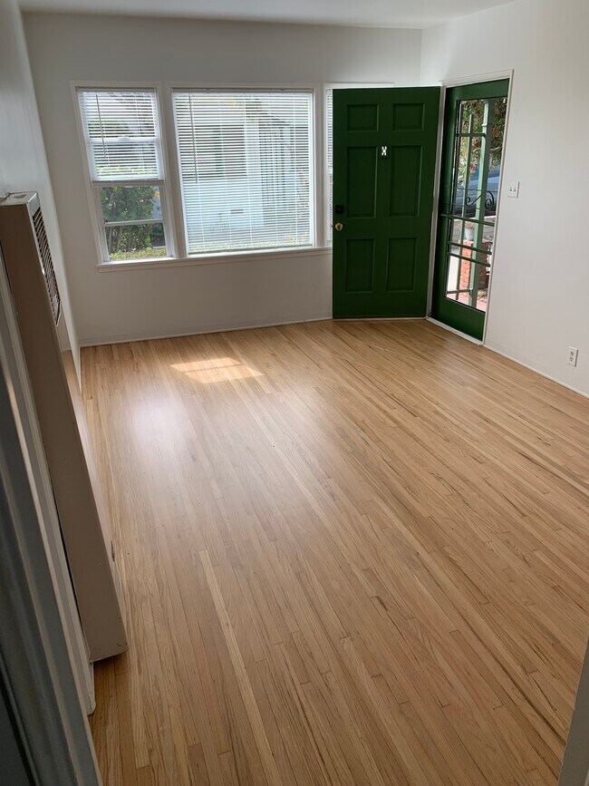 Living Room - 1044 Ocean Park Blvd