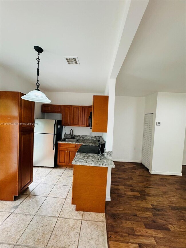 Foto del edificio - 144 NE 43rd St
