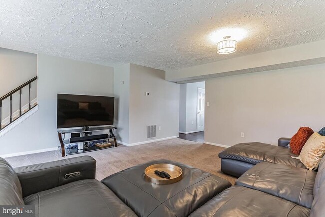 Foto del edificio - 6103 Red Squirrel Pl