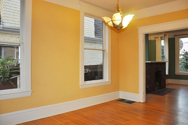 Foto del edificio - CLICK "REQUEST A TOUR" NOW!