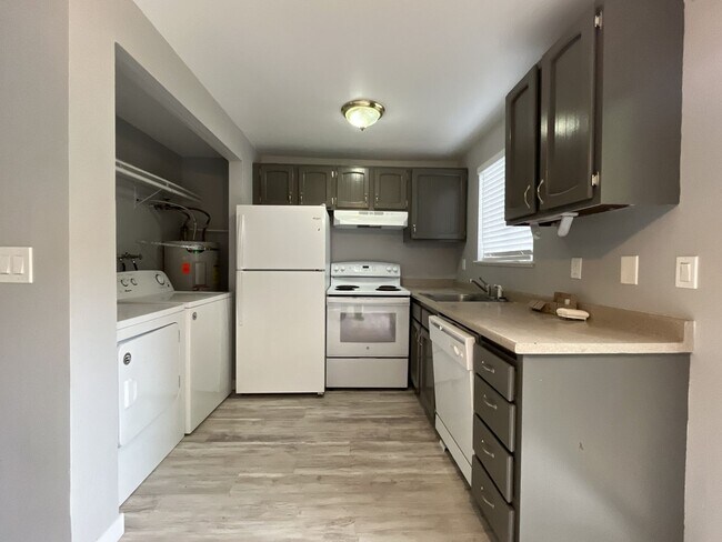 Building Photo - Spacious Apartment Retreat with Forest Views and Easy Access to the Portland Metro Area