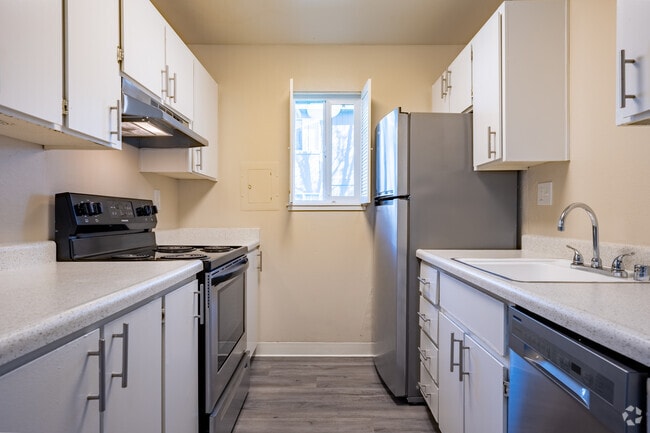 1BR, 1BA - 680SF - Kitchen - Plank Flooring - Park Club Apartments