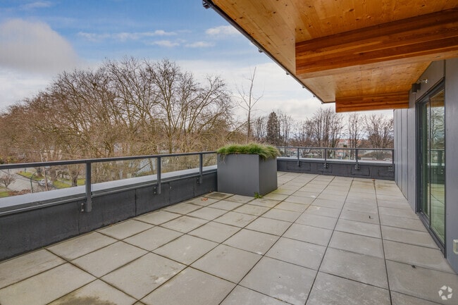 2BR, 1BA - 729SF - Patio - Main & 41st Apartments
