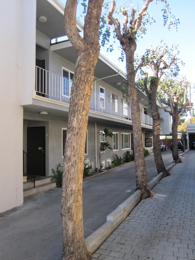 Building Photo - 1309 N Poinsettia Pl