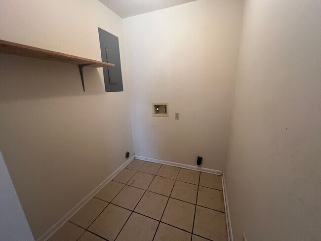 Building Photo - Home For Rent