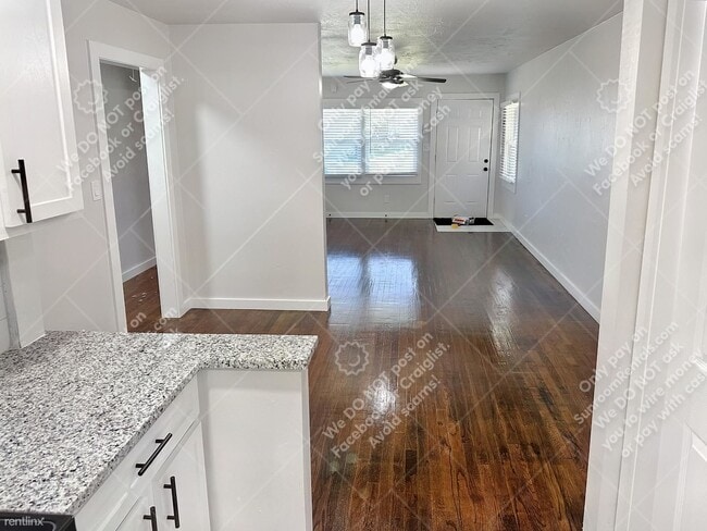 Building Photo - 3 br, 1 bath House - 3221 NE 16th St
