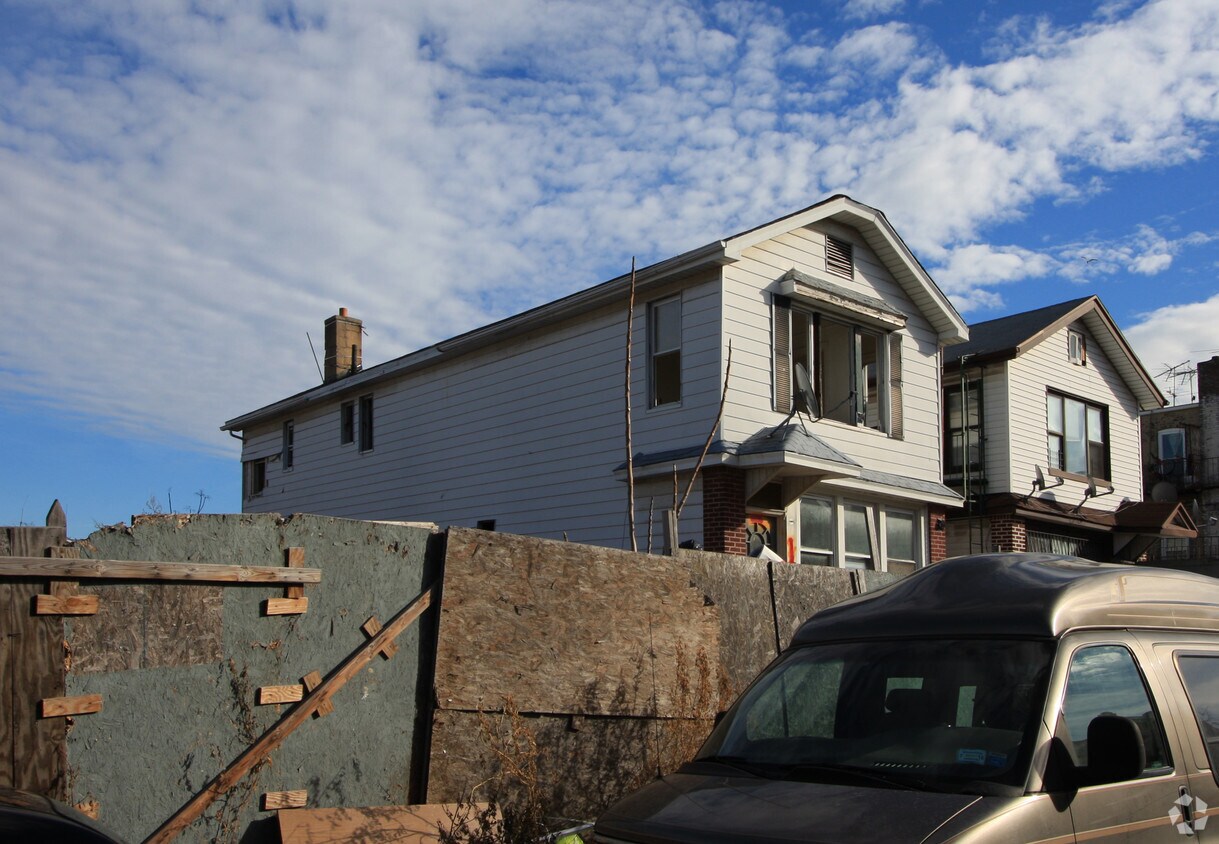 Building Photo - 3065 Brighton 3rd St