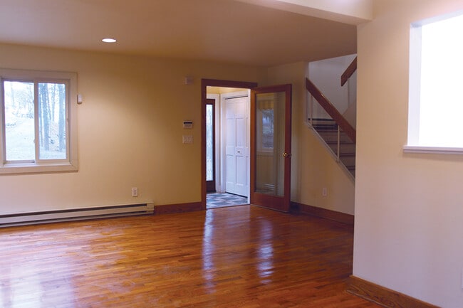 Building Photo - 26 Hollis Ln