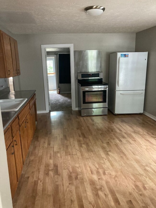 Building Photo - 3 BED HOME WITH BACKYARD AND GARAGE