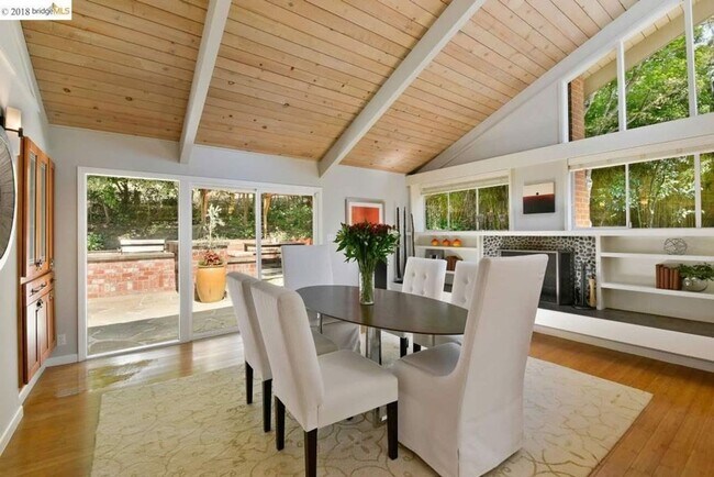Building Photo - Spacious Sequoyah Hills Home
