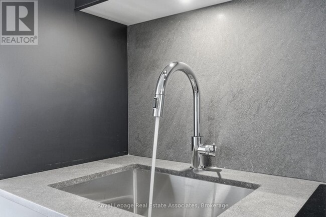 Building Photo - 259 The Kingsway