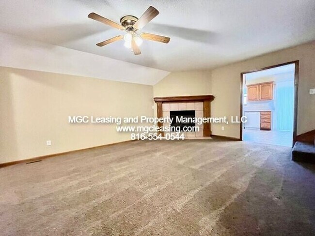 Building Photo - Spacious Raymore Townhome in Prime Remington Village Location