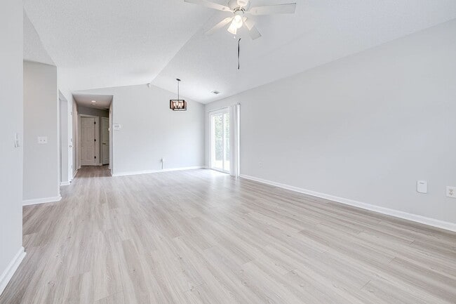Building Photo - Spacious 3 Bedroom Home with Garage & Large Fenced Yard in Rincon