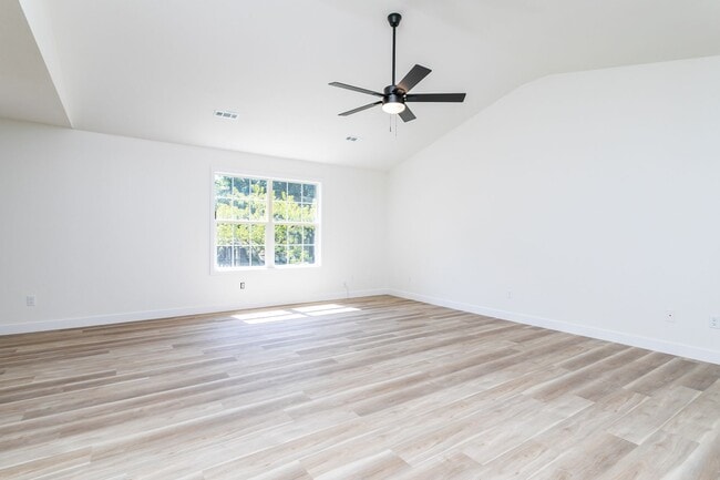 Building Photo - Newly Remodeled Picturesque Home in North ...