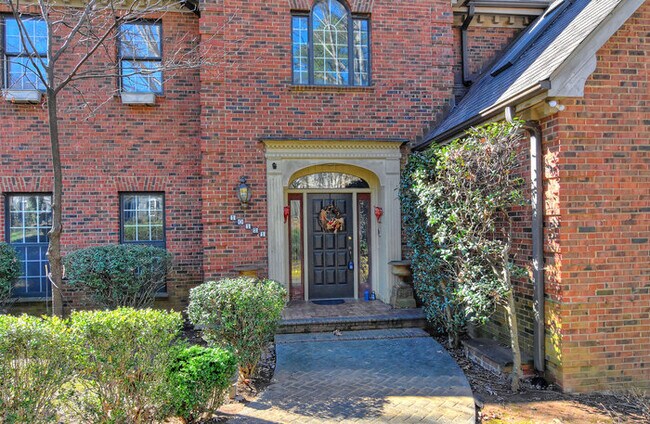 Building Photo - 10121 Balmoral Cir
