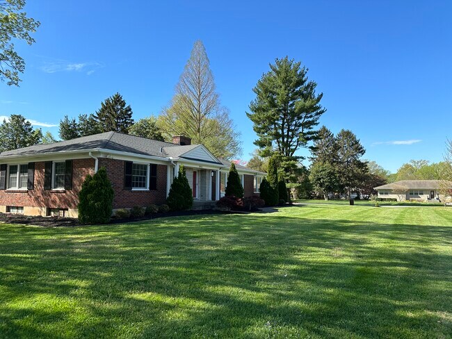 Building Photo - 3016 Meadowview Cir