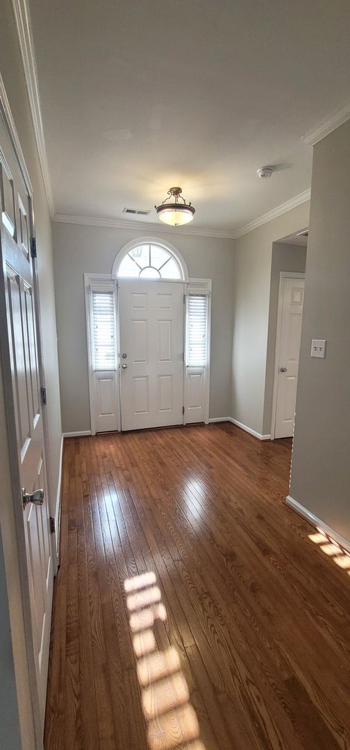 Building Photo - PHENOMENAL 4 Bedroom BEAUTY!!