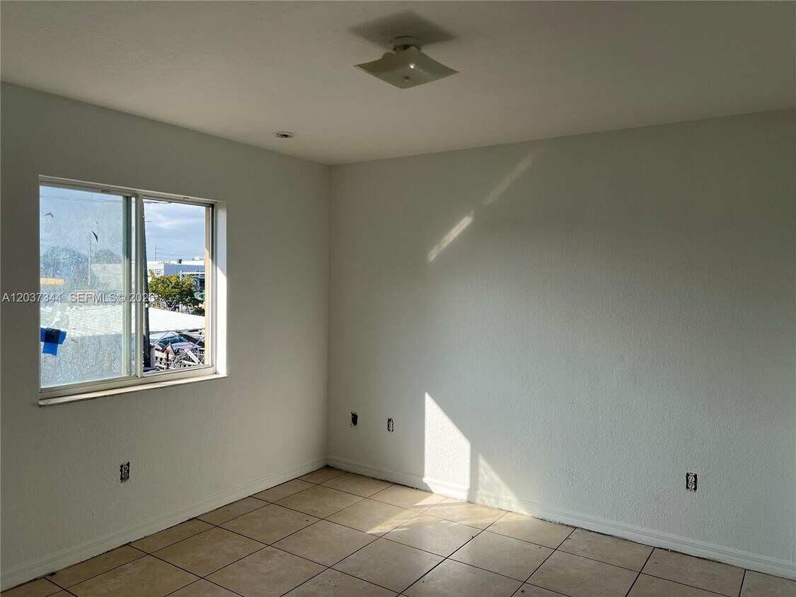 Building Photo - 7012 NW 6th Ct