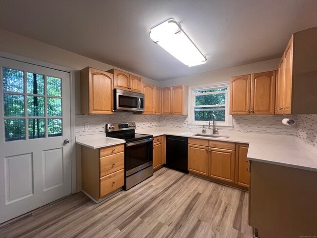 Building Photo - 11 E Hills Dr