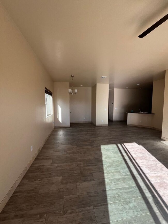 Building Photo - 3 bedroom 2 bath rental home with 2 car ga...