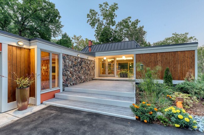 Foto del edificio - * * Mid-Century Modern Home Designed by Ar...