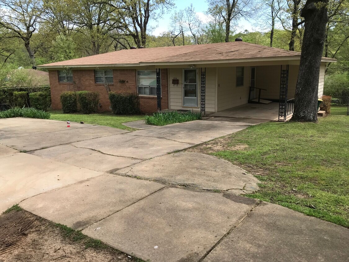 Primary Photo - 3714 Idlewild Ave