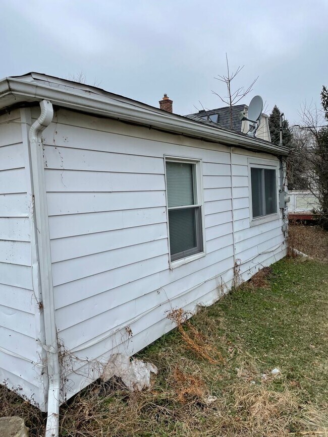 Building Photo - 3 Bedroom Home In Farmington Hills