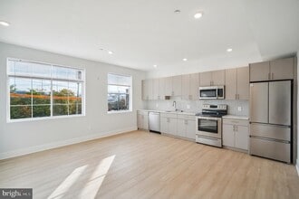 Building Photo - 646 N 32nd St