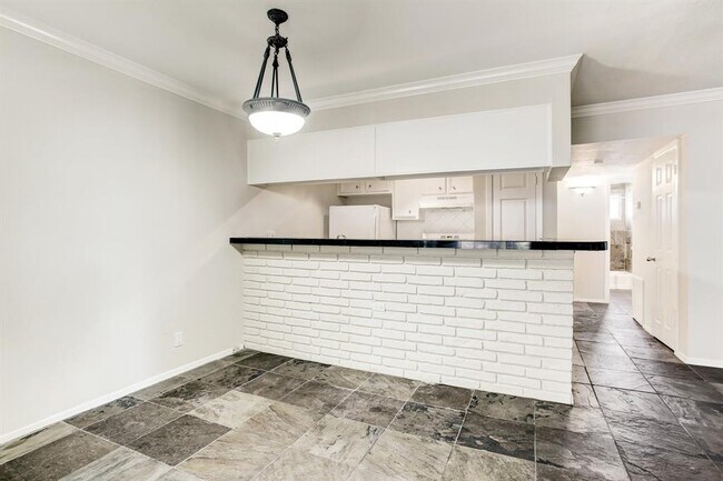 Building Photo - 2418 Mimosa Dr