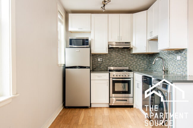 Building Photo - 515 W Belmont Ave