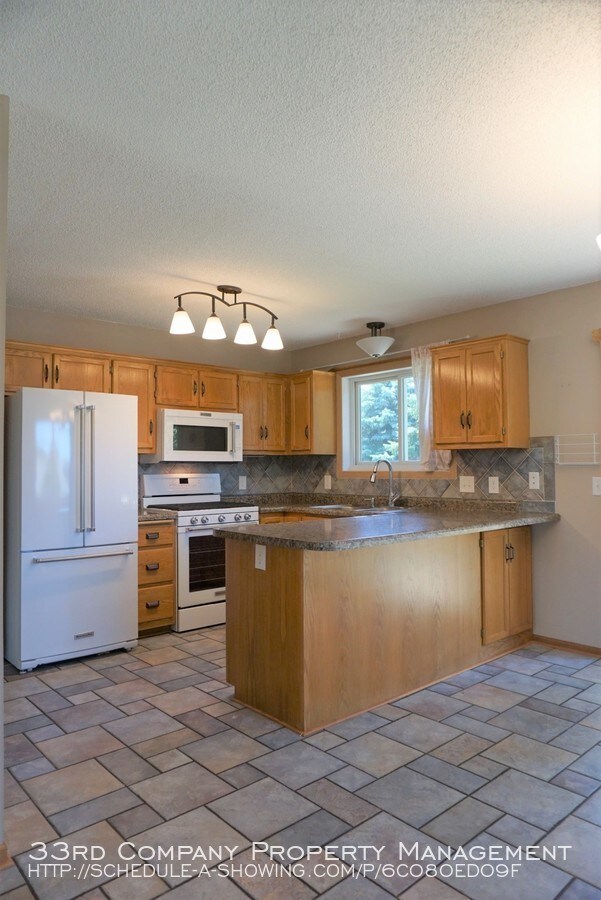Building Photo - Hastings Home Filled With Quality Finishes!