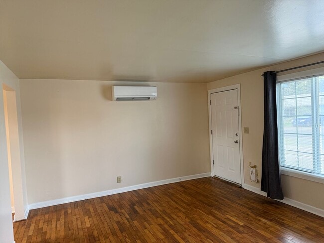 Building Photo - Updated 2 bedroom 1 bathroom house in Springfield!