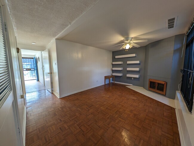 Building Photo - 606 E 33rd Pl