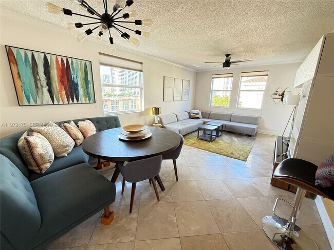 Foto del edificio - 17145 N Bay Rd